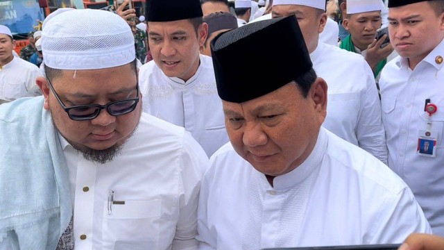 Menhan Prabowo Subianto menghadiri Haul Habib Munzir Al Musawa di Pancoran, Jakarta Selatan, Minggu (28/5).  Foto: Haya Syahira/kumparan