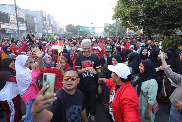 Bacapres 2024 dari PDIP Ganjar Pranowo saat lari pagi saat Car Free Day (CFD) di alun-alun Kota Serang, Banten, Minggu (28/5/2023). Foto: Dok. Istimewa