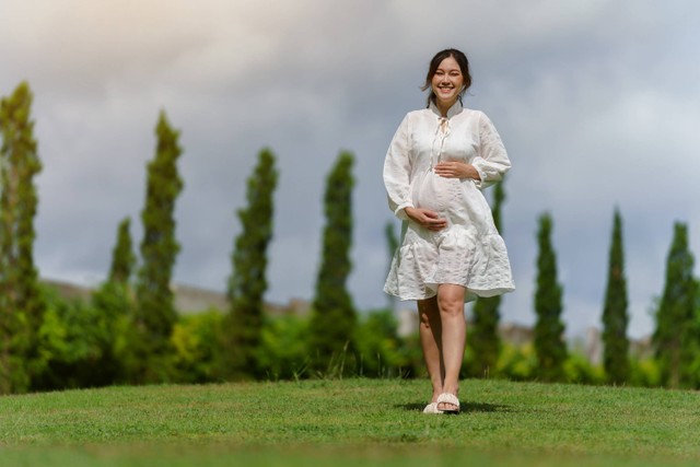 Ilustrasi ibu hamil berjalan. Foto: Shutterstock