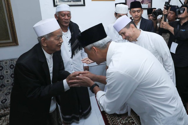 Bacapres 2024 dari PDIP Ganjar Pranowo saat mengunjungi kediaman Abuya KH Tubagus Ahmad Syadzili Wasi di Kasemen, Kota Serang, Provinsi Banten, Minggu (28/5/2023). Foto: Dok. Istimewa