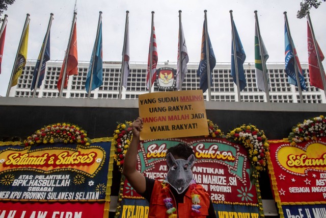 Aktivis yang tergabung dalam Koalisi Kawal Pemilu Berintegritas berunjuk rasa di depan kantor KPU, Jakarta, Minggu (28/5/2023). Foto: Muhammad Adimaja/ANTARA FOTO