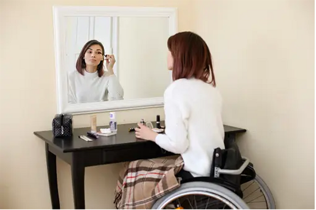 Ilustrasi perempuan penyandang disabilitas sedang make up. Sumber foto : unsplash.com