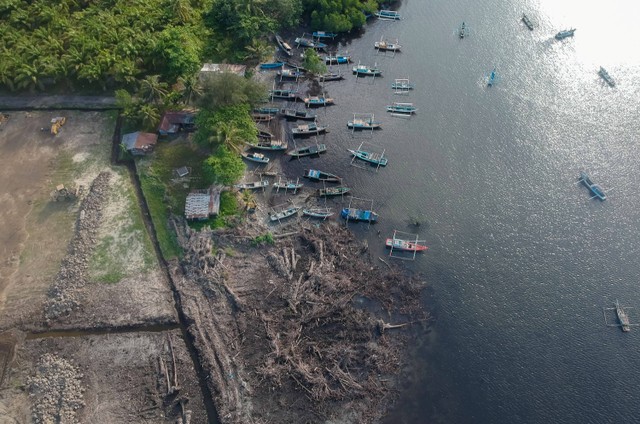 Foto udara kondisi mangrove yang rusak di Teluk Sepang, Kampung Melayu, Kota Bengkulu, Provinsi Bengkulu, Minggu (28/5/2023). Foto: Iggoy el Fitra/Antara Foto