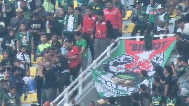 Suporter Persebaya perempuan berinisial VV (24) meninggal dunia saat menonton pertandingan uji coba antara Persebaya melawan Bali United di Stadion Gelora Bung Tomo, Surabaya, Minggu (28/5/2023). Foto: Dok. Istimewa