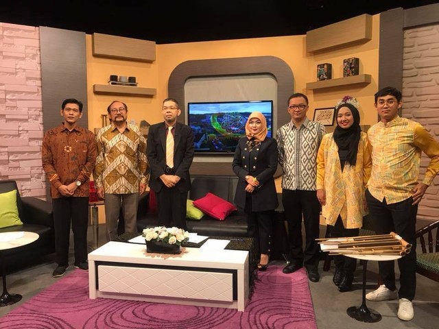 Karmila bersama DCM KBRI, penulis dan para pelatih gamelan dan angklung dalam acara Rampai Pagi Radio Televisi Brunei dalam rangka promosi acara Gema Irama (koleksi foto pribadi)