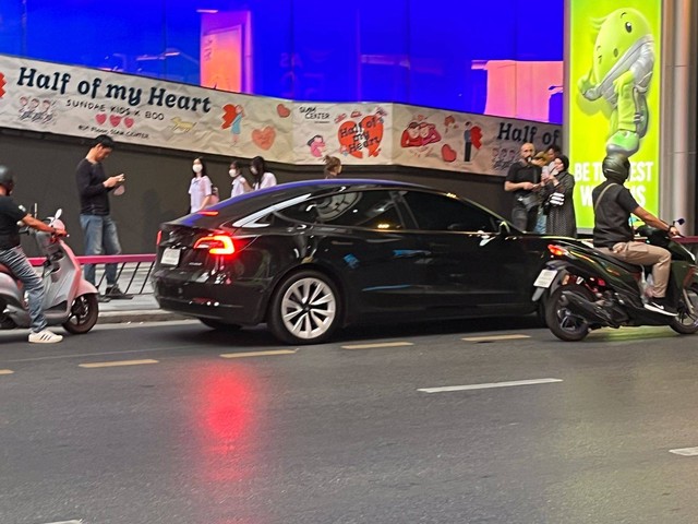 Salah satu mobil listrik yang beredar di jalanan Thailand. (Tesla Model Y) Foto: Sena Pratama/kumparan