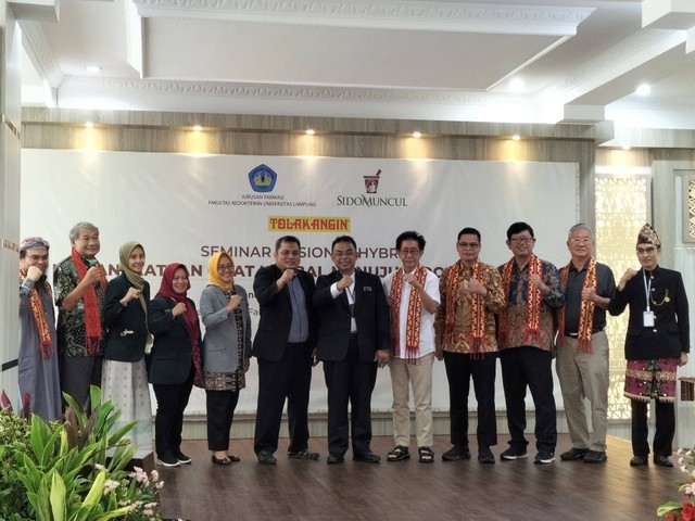 PT Industri Jamu Dan Farmasi Sido Muncul TBK melalui produknya, Tolak Angin, menggelar seminar nasional hybrid "Memanfaatkan Obat Herbal Menuju Indonesia Sehat" di Universitas Lampung, Sabtu (27/5). Foto: kumparan/Kartika Pamujiningtyas