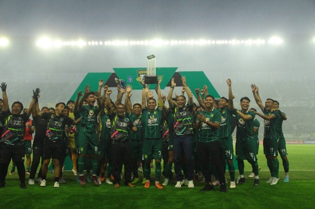 Tim Persebaya merayakan kemenangan usai mengalahkan Bali United dalam laga Surabaya 730 Game, Minggu (28/5) malam. Foto: Masruroh/Basra