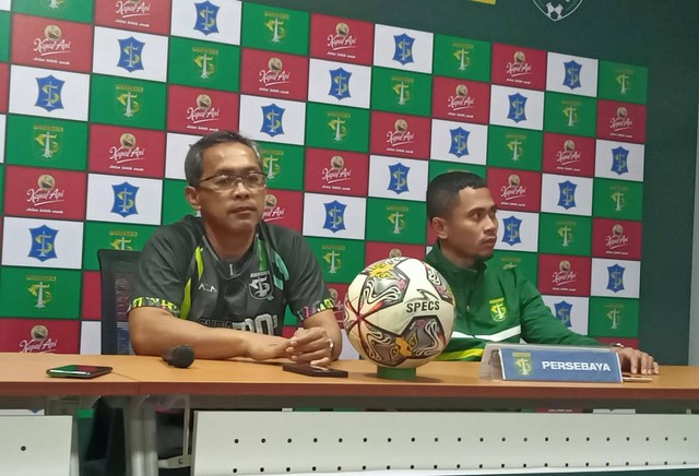 Pelatih Persebaya Aji Santoso (kiri). Foto: Masruroh/Basra