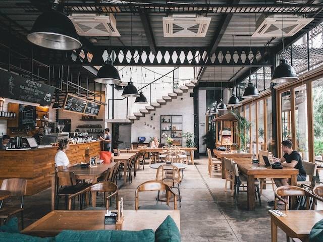 Ilustrasi reservasi restoran adalah, Photo by shawnanggg/Unsplash.com