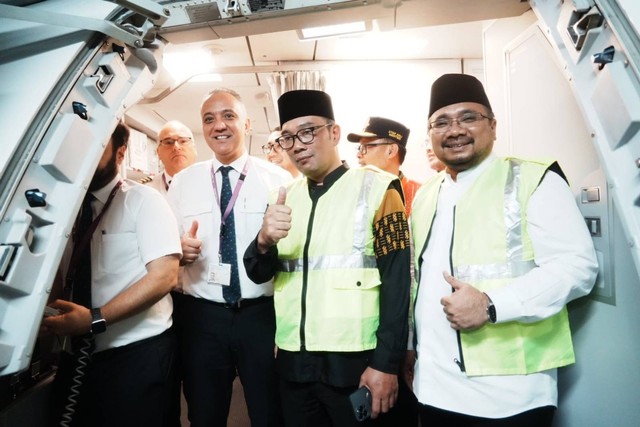 Menteri Agama Yaqut Cholil Qoumas (kanan) beraama Gubernur Jawa Barat Ridwan Kamil melepas jemaah calon haji saat penerbangan perdana di bandara BIJB Kertajati, Majalengka, Minggu (28/5/2023).  Foto: MCH 2023