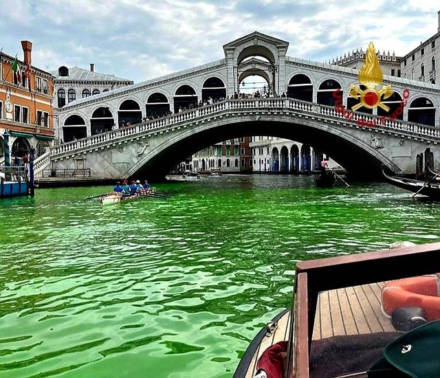 Perairan Venesia menjadi hijau karena zat yang tidak diketahui di dekat Jembatan Rialto, di Venesia, Italia dalam gambar selebaran yang dirilis 28 Mei 2023. Foto: Vigili del Fuoco/Selebaran via REUTERS