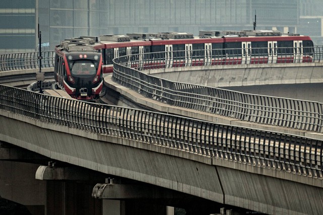 Lintas Raya Terpadu (LRT) Jakarta-Bogor-Depok-Bekasi (Jabodebek) melintas di jalur LRT kawasan Kuningan, Jakarta, Senin (29/5/2023).  Foto: Aprillio Akbar/ANTARA FOTO