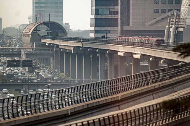 Lintas Raya Terpadu (LRT) Jakarta-Bogor-Depok-Bekasi (Jabodebek) melintas di jalur LRT kawasan Jalan Gatot Subroto, Jakarta, Senin (29/5/2023). Foto: Aprillio Akbar/ANTARA FOTO