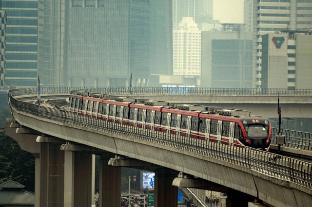 Lintas Raya Terpadu (LRT) Jakarta-Bogor-Depok-Bekasi (Jabodebek) melintas di jalur LRT kawasan Jalan Gatot Subroto, Jakarta, Senin (29/5/2023).  Foto: Aprillio Akbar/ANTARA FOTO