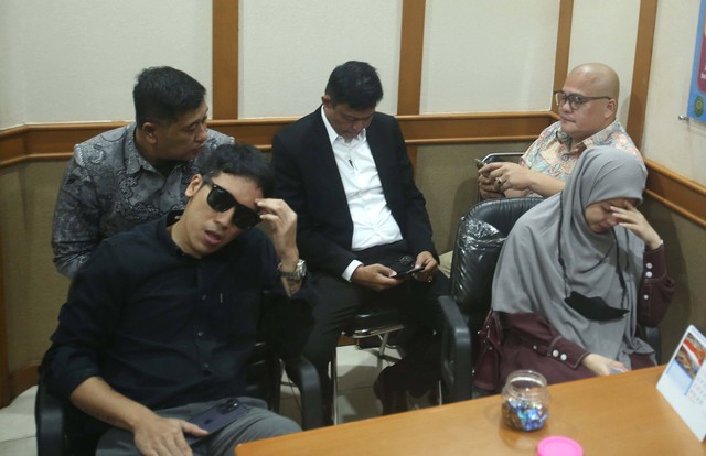 Pasangan artis Desta Mahendra dan Natasha Rizky saat menjalani sidang cerai perdana di Pengadilan Agama Jakarta Selatan, Jakarta, Senin, (29/5/2023). Foto: Agus Apriyanto