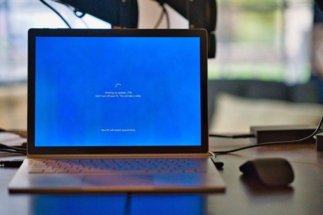  Ilustrasi Cara Mengatasi Laptop Lemot Windows 10. Sumber: Unsplash/Clint.