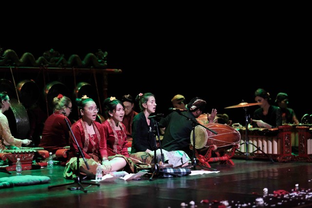 Dóra Győrffy (baju hitam), Sahabat Indonesia bersama Diaspora Indonesia di Hongaria menyinden di Budapest National Theatre pada musim panas tahun 2022. | Foto: milik pribadi