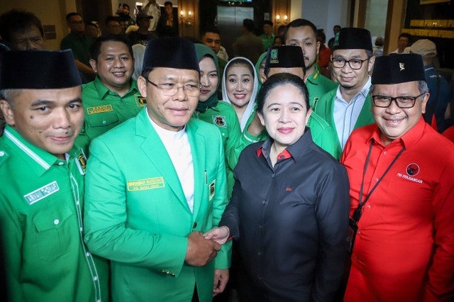 Plt Ketua Partai Persatuan Pembangunan (PPP) Muhammad Mardiono didampingi Sekjen PPP Arwani Thomafi menerima kunjungan Ketua DPP Partai Demokrasi Indonesia Perjuangan (PDIP) Puan Maharani didampingi Sekjen PDIP Hasto Kristiyanto. Foto: Jamal Ramadhan/kumparan