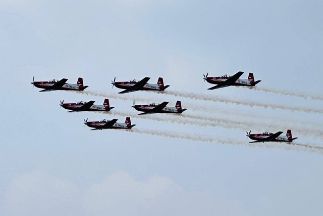 Detik-detik Jupiter Aerobatic Team Manuver di Langit Lampung (1)