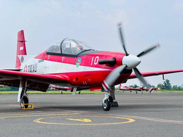 Detik-detik Jupiter Aerobatic Team Manuver di Langit Lampung (2)