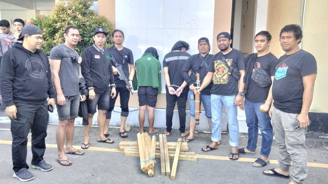 Dua orang warga yang menyerang anggota polisi saat menggrebek bandar narkoba di wilayah Kecamatan Dua Pitue, Kabupaten Sidrap, Sulawesi Selatan, ditangkap. Foto: Dok. Istimewa