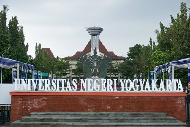 Universitas Negeri Yogyakarta. Foto: khol hilmy/ShutterStock