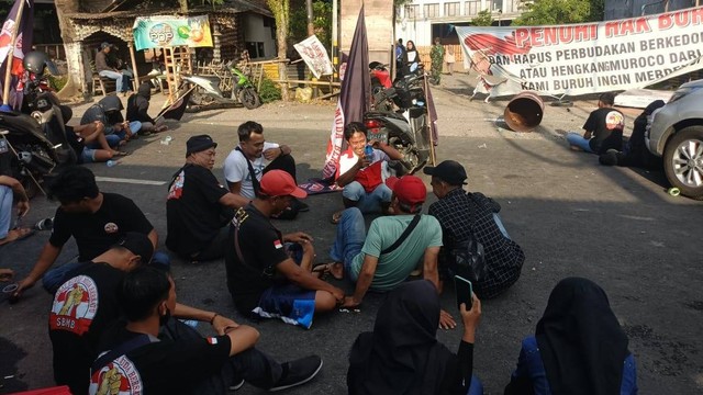 Demonstrasi buruh pabrik triplek blokade Jalan Raya Nasional Jember - Bondowoso. Foto: Dok. Istimewa