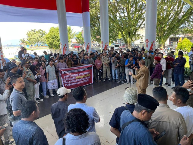 Wali Kota Ternate, M. Tauhid Soleman saat hearing terbuka dengan massa aksi. Foto: Samsul/cermat
