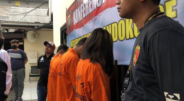 Sepasang kekasih di Bekasi, residivis pencurian rumah kosong ditangkap. Foto: kumparan