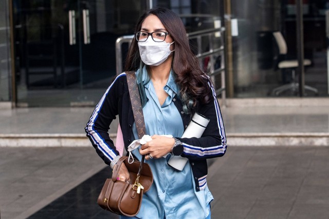 Penyanyi Windy Yunita Ghemary berjalan usai menjalani pemeriksaan di Gedung Merah Putih KPK, Jakarta, Senin (29/5/2023). Foto: Muhammad Adimaja/Antara Foto