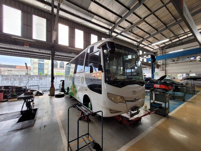 Bus dengan sasis Toyota Dyna servis di bengkel Auto2000 Cibiru. Foto: Rizki Fajar Novanto/kumparan
