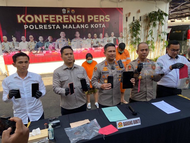 Polresta Malang Kota menangkap 3 orang tersangka penipuan penjualan tiket konser Coldplay, Senin (29/5/2023). Foto: Dok. Istimewa