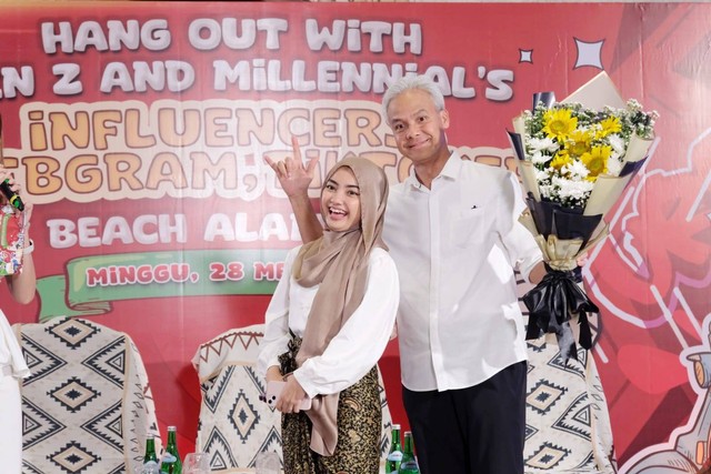 TikToker Tamara Syarief saat berfoto dengan Ganjar Pranowo dalam acara Talkshow Milenial With Gen Z and Millenials Influencers, Selebgram, TikTokers di Hey Beach Alam Sutera, Kecamatan Serpong Utara, Kota Tangerang Selatan, Minggu (28/5). Foto: Dok. Istimewa