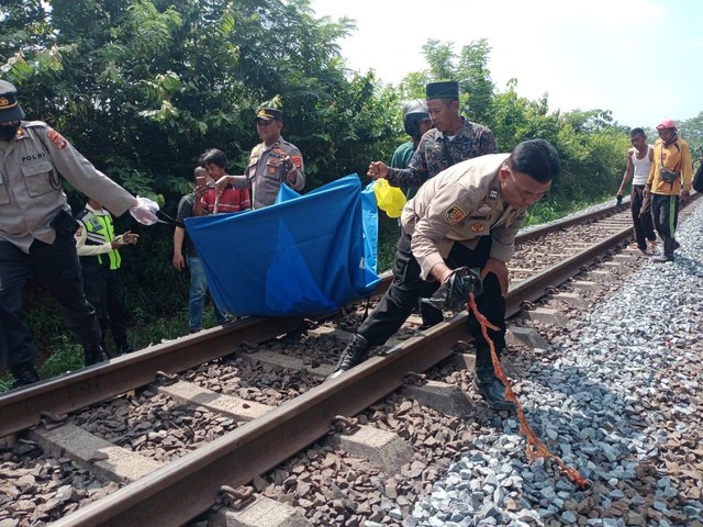 Sempat Duduk di Rel, Wanita di Lampung Utara Meninggal Akibat Tersambar Kereta
