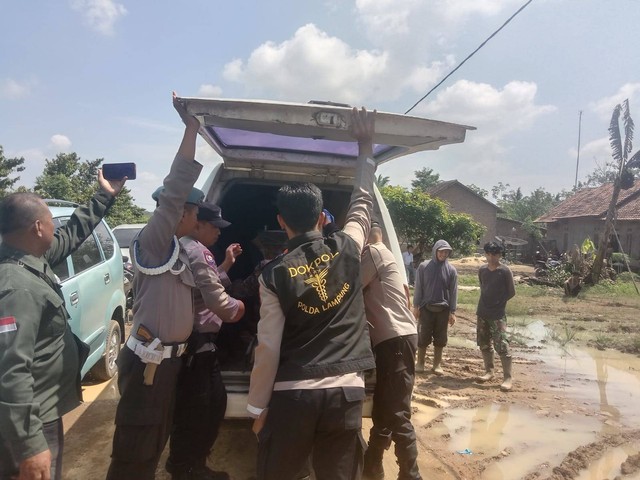 Sempat Duduk di Rel, Wanita di Lampung Utara Meninggal Akibat Tersambar Kereta (1)