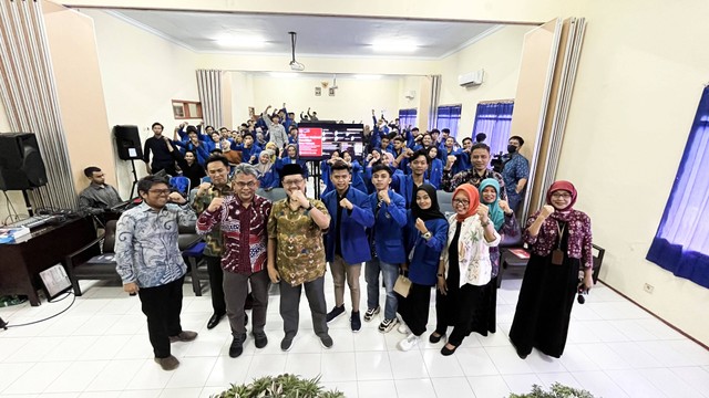 Foto bersama pemateri dan peserta seminar nasional di Aula Fakultas Hukum Unmuh Jember (Sumber : Humas Unmuh Jember).