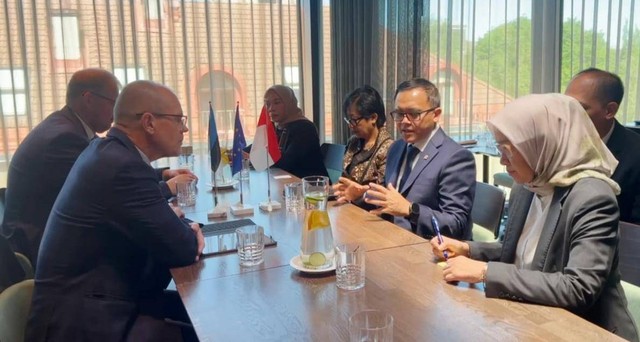 MenPANRB RI Abdullah Azwar Anas melakukan pertemuan dengan beberapa pejabat pemerintah Estonia di ibu kota Tallinn pada Senin (29/5/2023). Foto: Dok. KemenPANRB