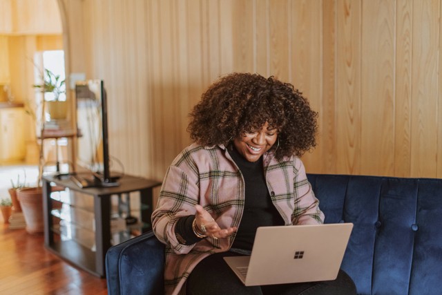 Ilustrasi Cara Menyalakan Laptop, Foto Unsplash/Surface