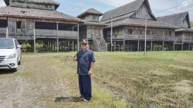 Asisten III Setda Kobar Syahrudin saat meninjau kondisi replika Istana Kuning di Palangka Raya belum lama ini. Foto: Ist/InfoPBUN