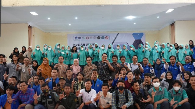 Foto bersama antara narasumber dan peserta Kuliah Umum Literasi Digital di Aula Ahmad Zainuri Unmuh Jember (Sumber : Humas Unmuh Jember).
