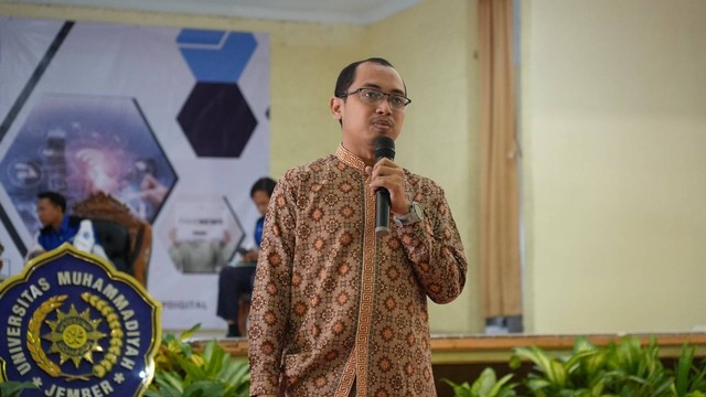 Salah satu narasumber saat mengisi materi kuliah umum (Sumber : Humas Unmuh Jember).