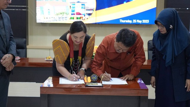 Penandatanganan MoU antara Unmuh Jember dan Ifugao State University Filipina di Ruang Rapat Gedung A Unmuh Jember (Sumber : Humas Unmuh Jember).