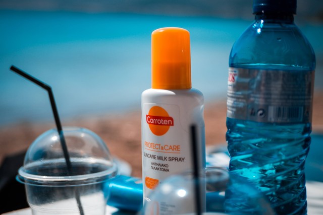  Cara Reapply Sunscreen. Sumber: Unsplash/Dimintris.