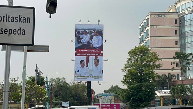 Baliho gambar Jokowi dan Prabowo di Jalan Kramat Pela, Jakarta Pusat, Selasa (30/5/2023). Foto: Haya Syahira/kumparan