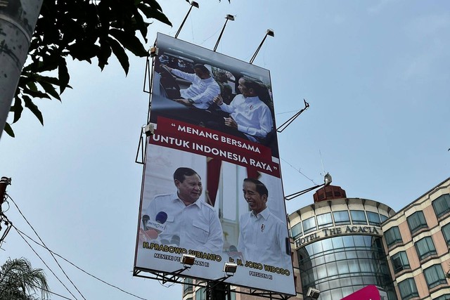 Baliho gambar Jokowi dan Prabowo di Jalan Kramat Pela, Jakarta Pusat, Selasa (30/5/2023). Foto: Haya Syahira/kumparan