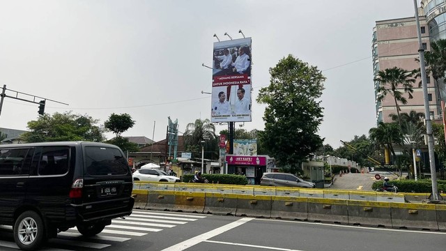 Baliho gambar Jokowi dan Prabowo di Jalan Kramat Pela, Jakarta Pusat, Selasa (30/5/2023). Foto: Haya Syahira/kumparan