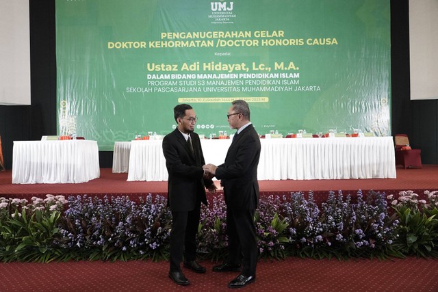 Menteri Perdagangan Zulkifli Hasan (Zulhas) bersama Ustaz Adi Hidayat (UAH) dalam penganugerahan gelar doktor kehormatan (Doctor Honoris Causa) dari Universitas Muhammadiyah Jakarta (UMJ), Selasa (30/5/2023). Foto: Kemendag RI
