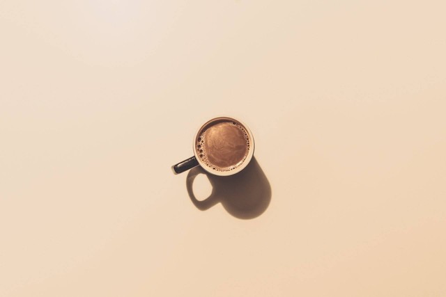 Ilustrasi Cafe di Tanjung Morawa, Foto Unsplash Jakub Dziubak