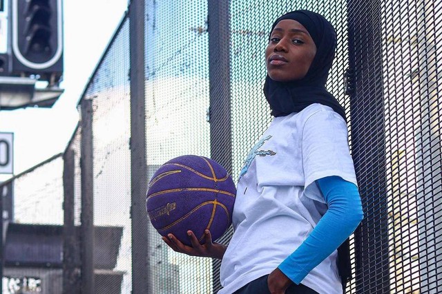 Salimata Sylla, Atlet Basket yang Bikin Liga Sendiri Usai Dilarang Pakai Hijab. Foto: Instagram/@sali_7